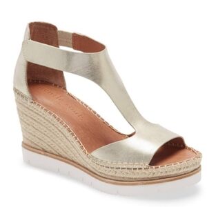 Gentle Souls by Kenneth Cole Elyssa T-Strap Leather Wedge Sandals Gold Size 10